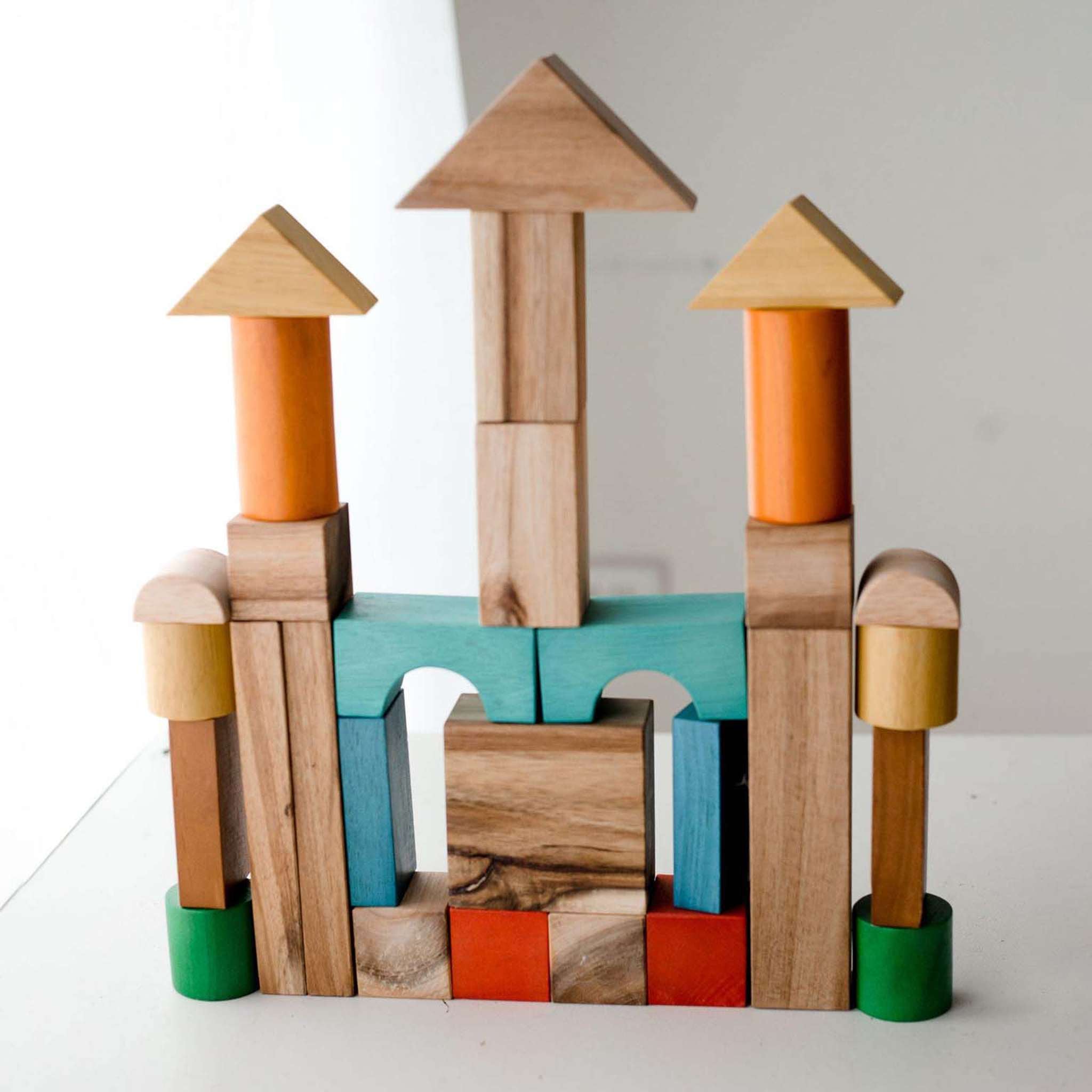 qtoys wooden natural coloured building block set tower