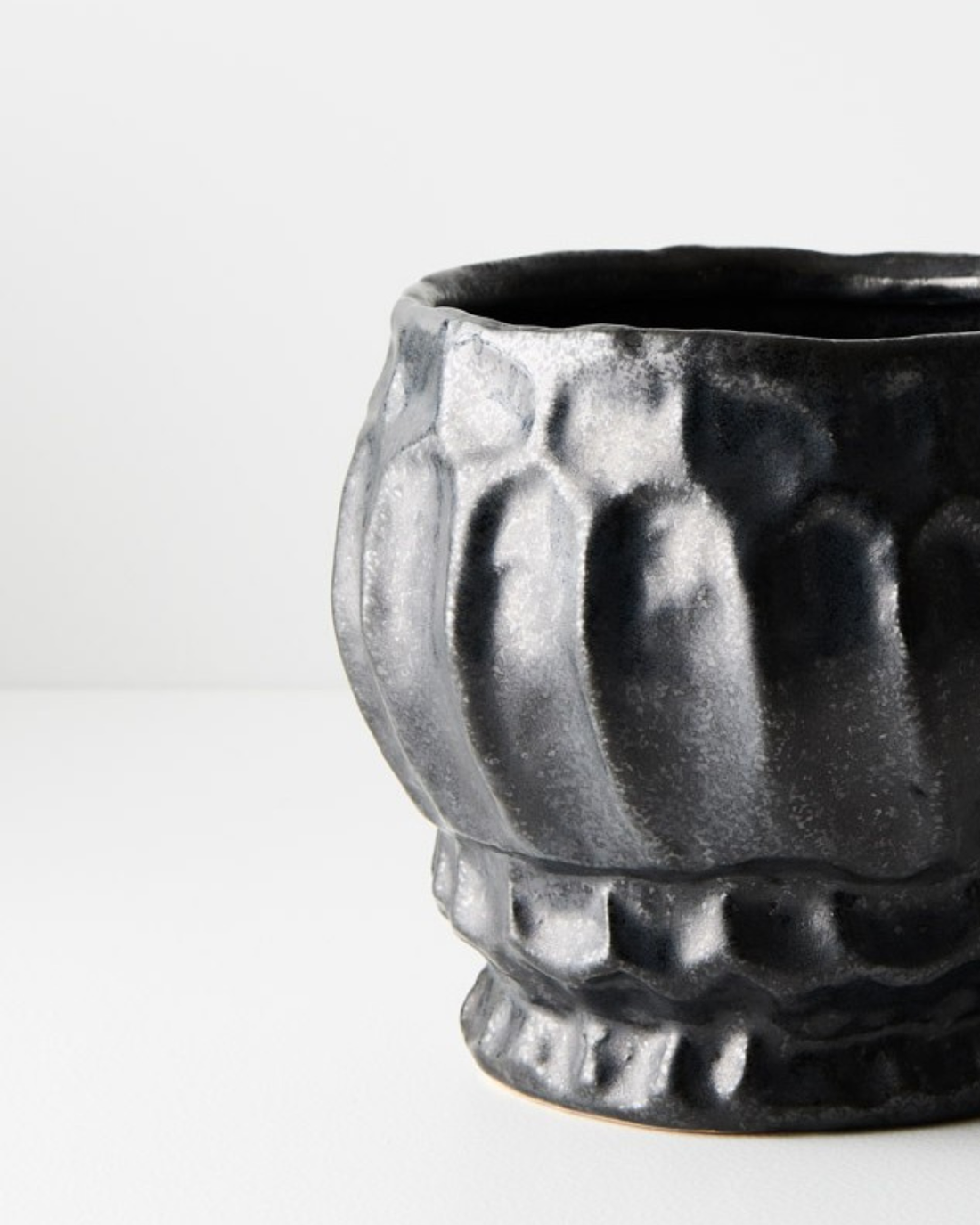 Pot Bluff - Black by Floral Interiors 